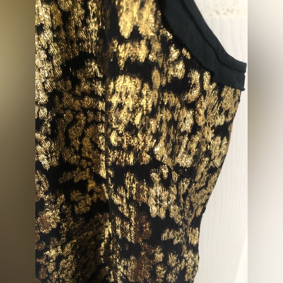 Sleeveless metallic top. - Picture 10 of 14